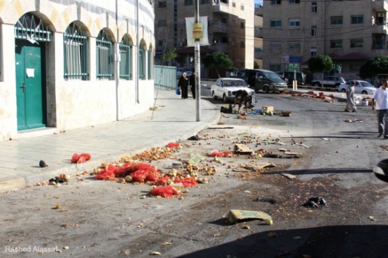 بالصور : "الزعران" يمنعون الصحفيين من تصوير نفايات البسطات امام مستشفى حمزة