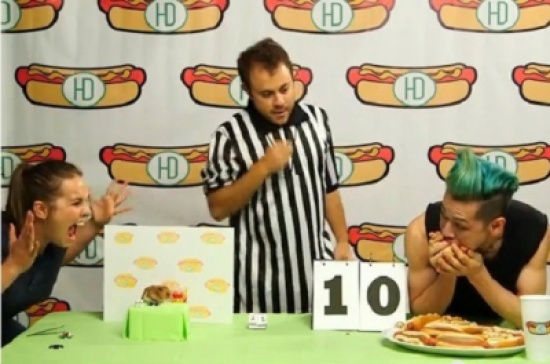 بالفيديو: هامستر يفوز على ياباني في مسابقة أكل الهوت دوغ