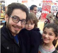 أحمد زاهر مع إبنتيه