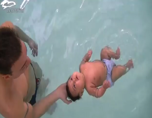 كيف تعلمين رضيعك السباحة ؟؟