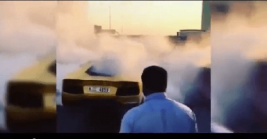 شاهد..نهاية مؤسفة لسيارة فارهة في دبي