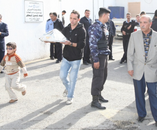 وفد من اهالي لواء ناعور يتناول الغداء داخل المركز امني هناك وفد من اهالي لواء ناعور يتناول الغداء داخل المركز امني هناك
