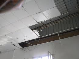 انهيار جزء من سقف غرفة صفية وإصابة طالبة في مدرسة سحم بإربد