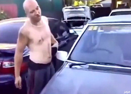 أسترالي يحطم زجاج سيارة برأسه