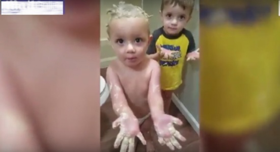 فيديو| طفلان يصدمان والدتهما بإغراق نفسيهما في الزبدة