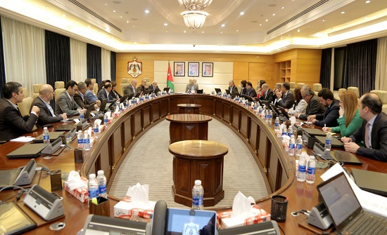 الفريق الاقتصادي يناقش سبل تعزيز دور قطاع الصناعات الدوائية الفريق الاقتصادي يناقش سبل تعزيز دور قطاع الصناعات الدوائية