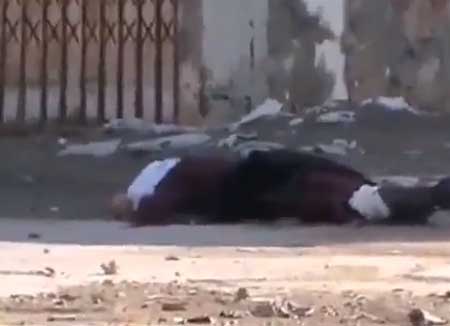 شاب سوري يضحي بنفسه لانقاذ سيدة مصابة ( فيديو ) شاب سوري يضحي بنفسه لانقاذ سيدة مصابة ( فيديو )