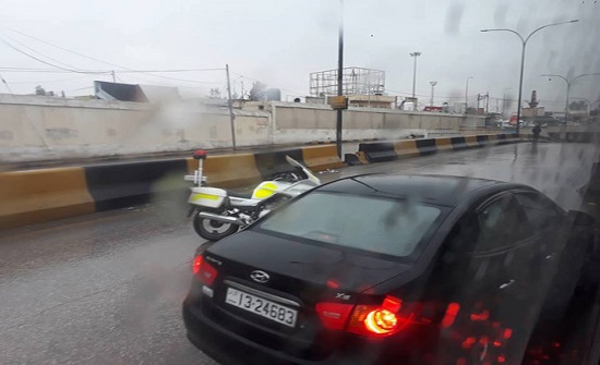 صور : إغلاق نفق في الزرقاء بسبب غزارة الأمطار