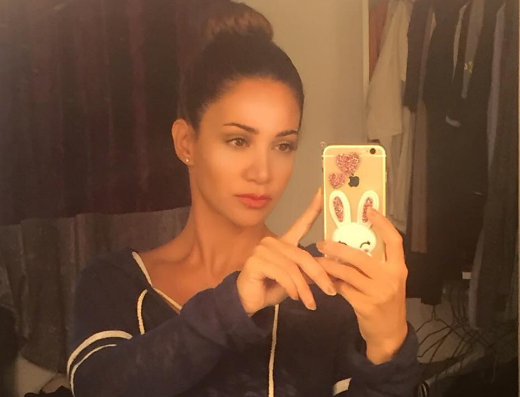 أميرة عربية تُهدي الفنانة ديانا حداد آيفون 7 مطلي بالذهب ومرصع بالألماس أميرة عربية تُهدي الفنانة ديانا حداد آيفون 7 مطلي بالذهب ومرصع بالألماس