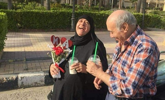 رجل يشعل «فيس بوك» بنزهة مع زوجته رجل يشعل «فيس بوك» بنزهة مع زوجته