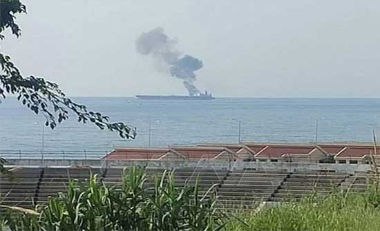 حريق بسفينة تجارية في مرفأ اللاذقية السوري .. بالفيديو