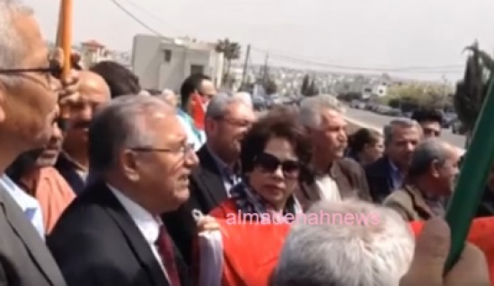 بالصور :  وقفة أمام السفارة السورية بعمان رفضاً للضربات الأمريكية