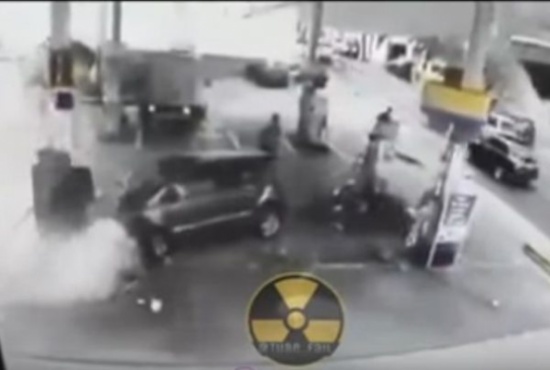 شاهد: ماذا حدث لمحطة وقود اصطدمت بها سيارة قادمة من مكان غير متوقع؟