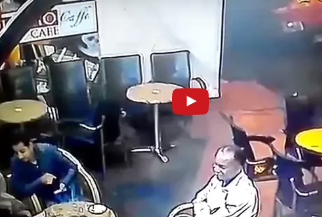 سرقة غريبة لهاتف من يد شاب