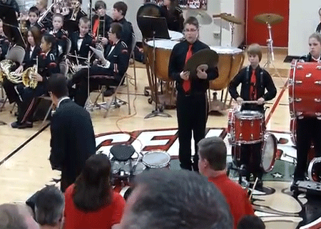 موقف محرج لطالب اثناء اداء تحية العلم