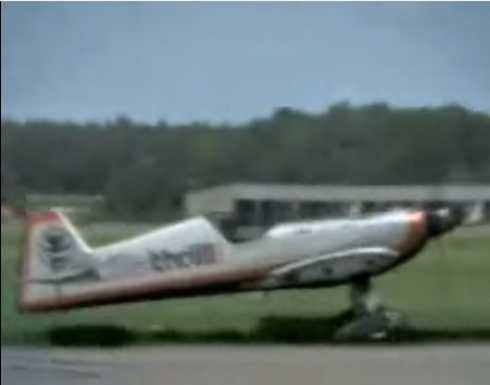 طيارة تهبط بجناح واحد ..!!