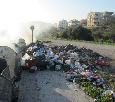 سكان الحي الجنوبي بإربد يشتكون من تراكم النفايات بالشوارع