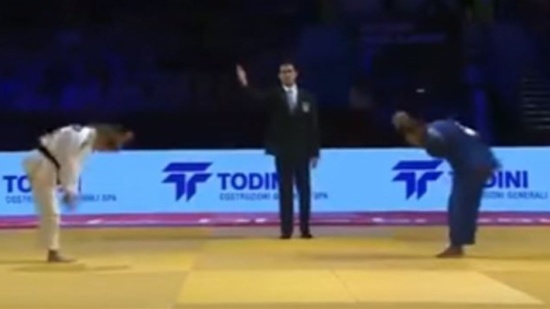 بالفيديو- رياضية عربية ترفض مصافحة منافستها "الاسرائيلية" في ابو ظبي