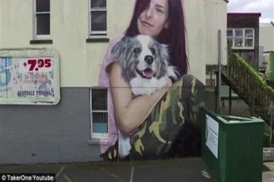 شاهد..  فنان جرافيتي يدهش الجميع بلوحة جدارية ضخمة لصديقته