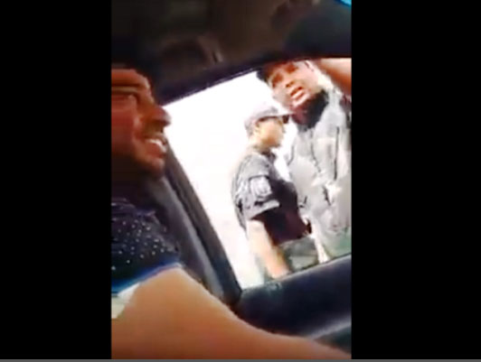 بالفيديو.. إيقاف عنصر أمن تونسي عن العمل لطلبه رشوة بالفيديو.. إيقاف عنصر أمن تونسي عن العمل لطلبه رشوة