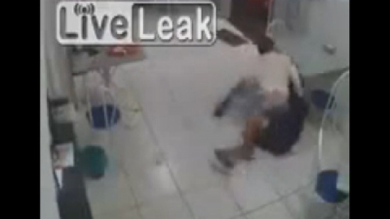 لص يستهدف حقيبة يد لكنه يفوز بالـ "شلاليط"  !