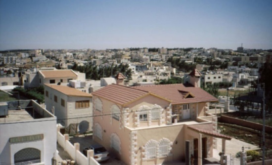 شباب مأدبا يوزعون الماء والقهوة على المحتفلين بالفصح المجيد