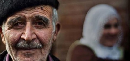 بالفيديو .. رجل عجوز يحتضن جثة زوجته لمدة 5 أيام بعد وفاتها من شدة حزنه عليها بالفيديو .. رجل عجوز يحتضن جثة زوجته لمدة 5 أيام بعد وفاتها من شدة حزنه عليها