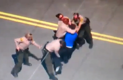 7 رجال من الشرطة يصعب عليهم السيطرة على شخص نحيف