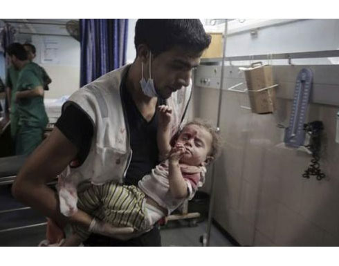 فلسطيني يطلق على مولودته اسم "غزة تقاوم"