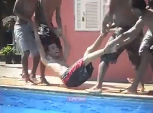 بالفيديو: مزاح شباب يتحول لكارثة ويُعرض صديقهم لإصابة بالغة