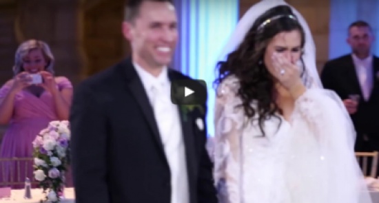 ظنّت أن رقصتها الأولى أُفسدت بعد توقف الموسيقى.. وما حدث لاحقا اذهلها!