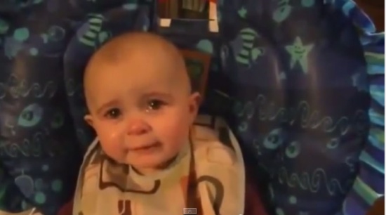 شاهد طفلة صغيره حساسه تتأثر خلال غناء أمها لها !