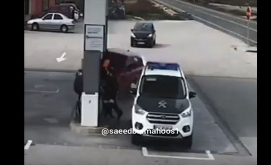 العناية الإلهية تنقذ شخصين من الموت داخل محطة وقود (فيديو) العناية الإلهية تنقذ شخصين من الموت داخل محطة وقود (فيديو)