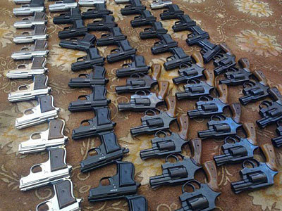 الجمارك تحبط تهريب 98 مسدسا