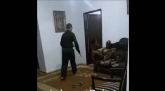 فيديو| أب يعتدي على طفله الصغير بطريقة وحشية بعد أن قيده فيديو| أب يعتدي على طفله الصغير بطريقة وحشية بعد أن قيده