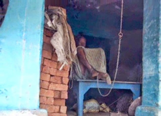 فيديو:  يقيد أخاه ووالده بالسلاسل منذ 20 عاماً