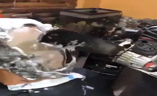 بالفيديو: حلاق يحلق شعر زبائنه بمنشار كهربائي