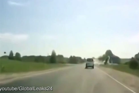 شاهد سيارة تطير في السماء بعد اصطدامها بحاجز