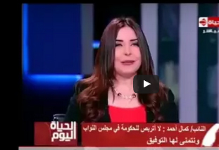 شاهد.. موقف محرج لمذيعة على الهواء