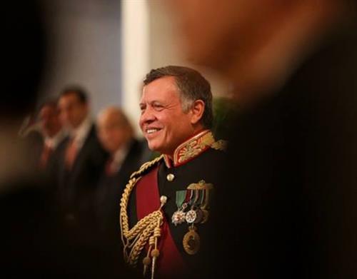 مسؤولون في جرش يوزعون عيدية على الفقراء بمناسبة عيد ميلاد الملك