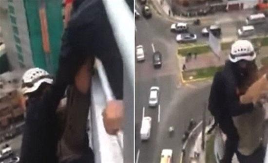 رجل ينتحر بمشهد صادم رغم محاولة إنقاذه.. فيديو رجل ينتحر بمشهد صادم رغم محاولة إنقاذه.. فيديو