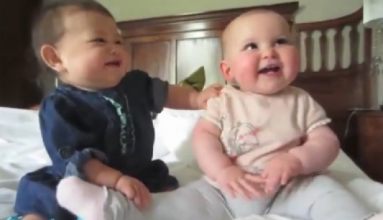 طفلان مضحكان