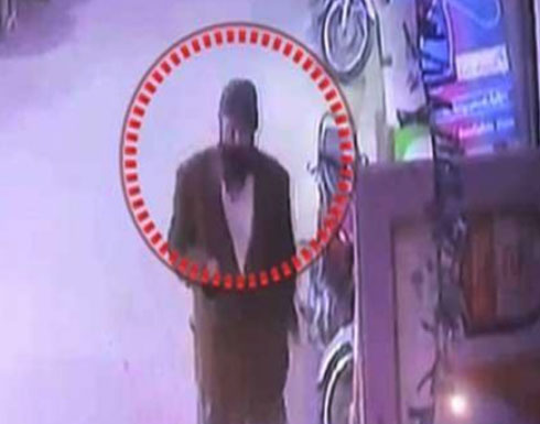 شاهد.. قاتل زينب يحوم حول منزلها وشرطة باكستان في مأزق شاهد.. قاتل زينب يحوم حول منزلها وشرطة باكستان في مأزق