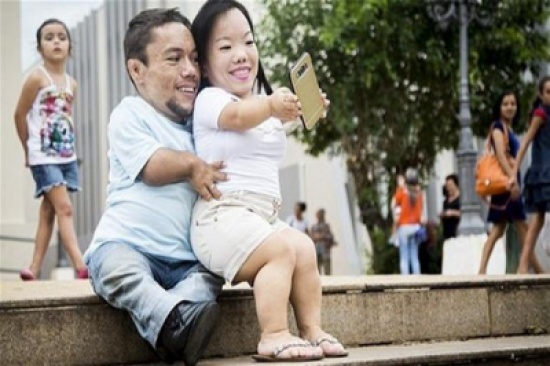 فيديو: أقصر عروسين في العالم