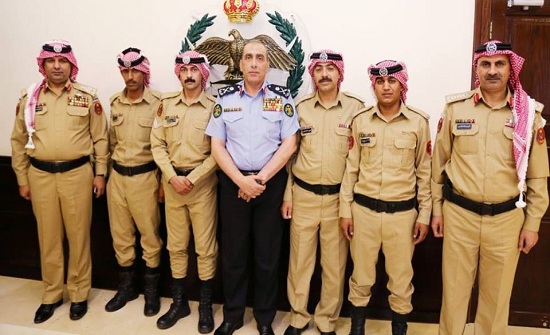 الحمود يكرم اربعة من مرتبات مديرية شرطة البادية الشمالية الحمود يكرم اربعة من مرتبات مديرية شرطة البادية الشمالية
