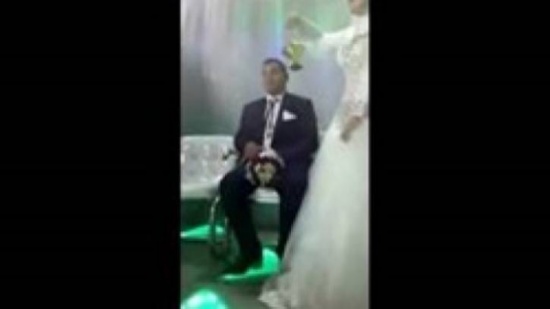 شاهد..  عروس تثير غضب العريس بسبب أفعالها في الكوشة