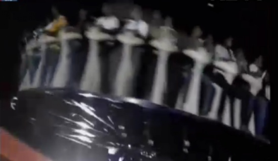 لحظة سقوط لعبة دولاب الهواء في مدينة ملاهي في الهند!