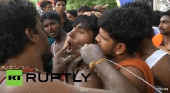 ثقب خدود الأطفال والرجال بالرماح