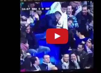 شاهد.. مشجع يعرض حياته للخطر لإلتقاط الكرة !