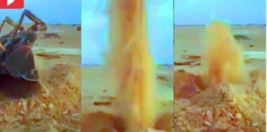 شاهد.. حفرة سعودية "تغضب" كل من يحاول ردمها وتقذفهم بالرمال!!